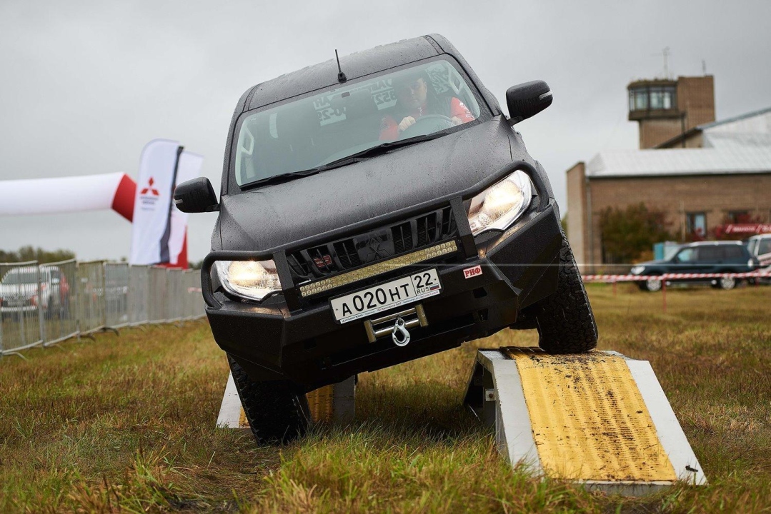 Mitsubishi барнаул. Автоцентр Дакар. Ант Барнаул Мицубиси машины в салоне и квадроциклы. Автоцентр Дакар рамка для номера с надписью от Дакара.